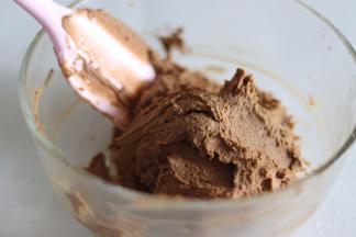 压拌到看不到粉类，不可以过度的拌。