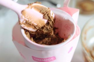 做好的面糊放到裱花袋里，如果是一次性裱花袋，记得要套2个。