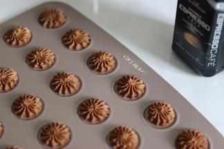 挤到学厨的曲奇盘上。