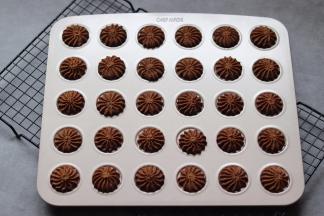 烘烤结束取出放到晾网上晾凉。