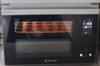 放到提前预热好的烤箱，预热温度160度，再以160度烘烤18分钟。