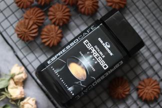 格兰特双倍特浓是无糖的速溶，做出来的成品微苦，喜欢甜的，可以再适当加入糖粉。