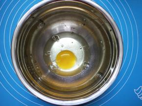 将鸡蛋打到一个干净的盆中