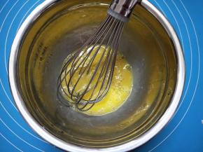 用手动打蛋器将其打散，不用打发