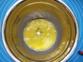 加入绵白糖，搅拌均匀