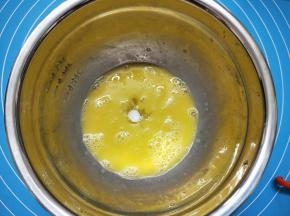 加入绵白糖，搅拌均匀