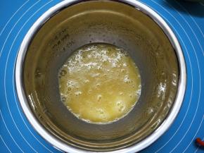 用手动打蛋器将玉米油和蛋液混合均匀