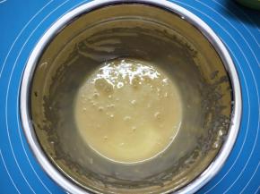 用手动打蛋器，画“Z”字型，或用刮刀，将低筋面粉和蛋液混合物，搅拌均匀