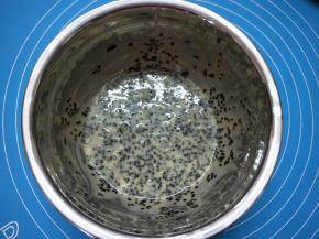 用刮刀翻拌均匀