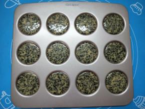 将面糊装入裱花袋，挤到烤盘上，挤好后稍微震动一下