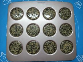 将面糊装入裱花袋，挤到烤盘上，挤好后稍微震动一下