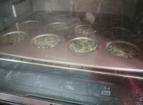 将烤盘放入事先预热好的烤箱，中层上下火，150度，18分钟，烤好取出，将饼干放在晾凉网上晾凉