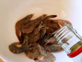 虾洗净沥干水分，放入料酒