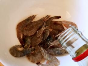 虾洗净沥干水分，放入料酒