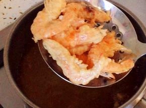 放入3-5秒钟就捞出沥干油份