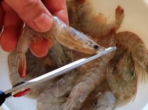 虾剪去虾须