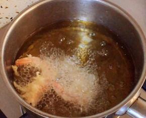 油锅烧4成热，一只一只放入腌制过的虾