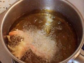 油锅烧4成热，一只一只放入腌制过的虾