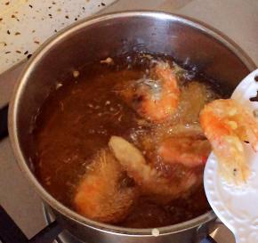 油锅继续烧至6成热，再次放入虾复炸