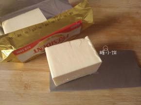 无盐黄油提前切成小块，室温软化至手戳轻易按出一个孔的程度。