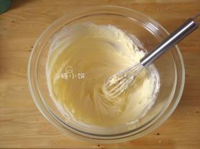 软化的黄油加糖粉打发至颜色变浅体积变大呈蓬松羽毛状。