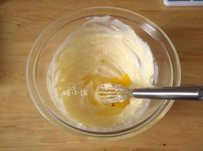 分次加入蛋液搅打均匀。