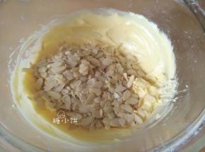 加入杏仁片翻拌均匀。