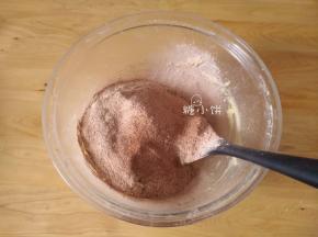 筛入低筋面粉和可可粉的混合粉类。