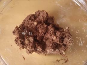 轻柔地翻拌至没有干粉的状态即停手。