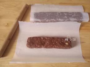 整形成扁长方体的形状。
用油纸包裹，一是为了辅助定型，二是避免弄脏。