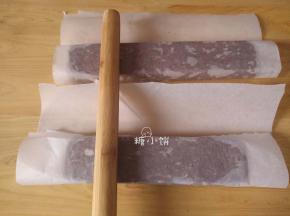 用擀面杖辅助，把四面擀平整。