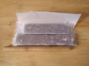 这个分量我整了两条，加起来大概是2.5x5x47cm。
送入冰箱冷藏（不结冰的那一层）直面团比较坚硬的状态。
冷冻会比较快，但是切起来的手感不如冷藏好，请根据实际需求选择方式。