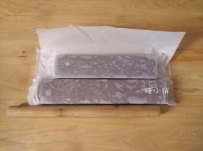 这个分量我整了两条，加起来大概是2.5x5x47cm。
送入冰箱冷藏（不结冰的那一层）直面团比较坚硬的状态。
冷冻会比较快，但是切起来的手感不如冷藏好，请根据实际需求选择方式。