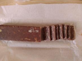 冷藏定型后再切成厚约7-8mm的片状，这个分量我切了大约60块。