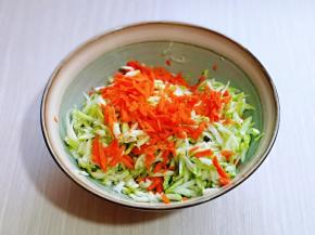 挖干净的西葫芦用工具剥丝，胡萝卜去皮洗干净，同样剥丝。