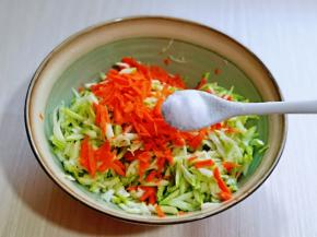 按个人口味加入盐，腌制2分钟。