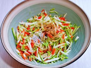 再加入十三香，搅拌均匀。(胡椒粉也可以，根据个人喜欢)