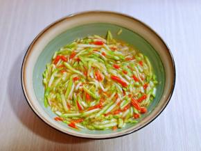 用筷子充分搅拌均匀。