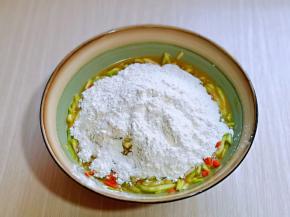 再加入中筋面粉，搅拌均匀。