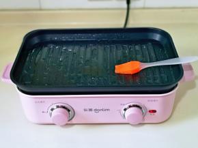 热锅，煎盘刷上少许油。