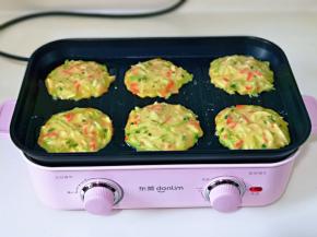 再用勺子盛入饼糊，一勺一个，稍做整形，做圆就行。