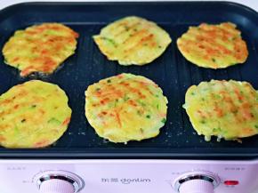 中小火煎至两面金黄即可出锅。