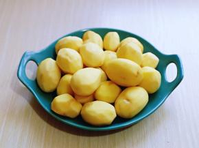 将小土豆去皮，洗干净。