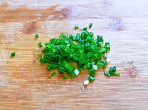 小葱去皮洗净切葱花。