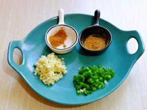 调味料准备完成，喜欢吃辣的可以加一些辣椒粉。