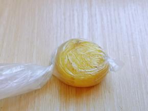 蒸熟的土豆，放入食品袋中的一个角，用刀轻轻压，将土豆压扁。(装入食品袋后再压扁，这样土豆不容易碎。)