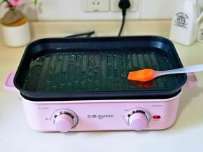 煎盘中刷上食用油。