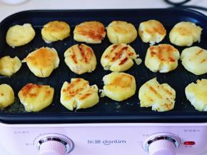 中火煎至两面金黄。