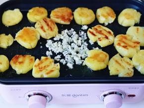 加入切碎的蒜蓉。