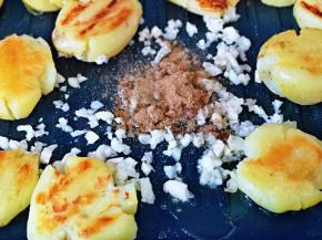 再加入椒盐粉，孜然粉，翻炒均匀。